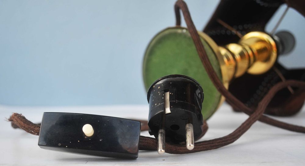 Lot de doua veioze retro-moderniste cu abajur in piele naturala