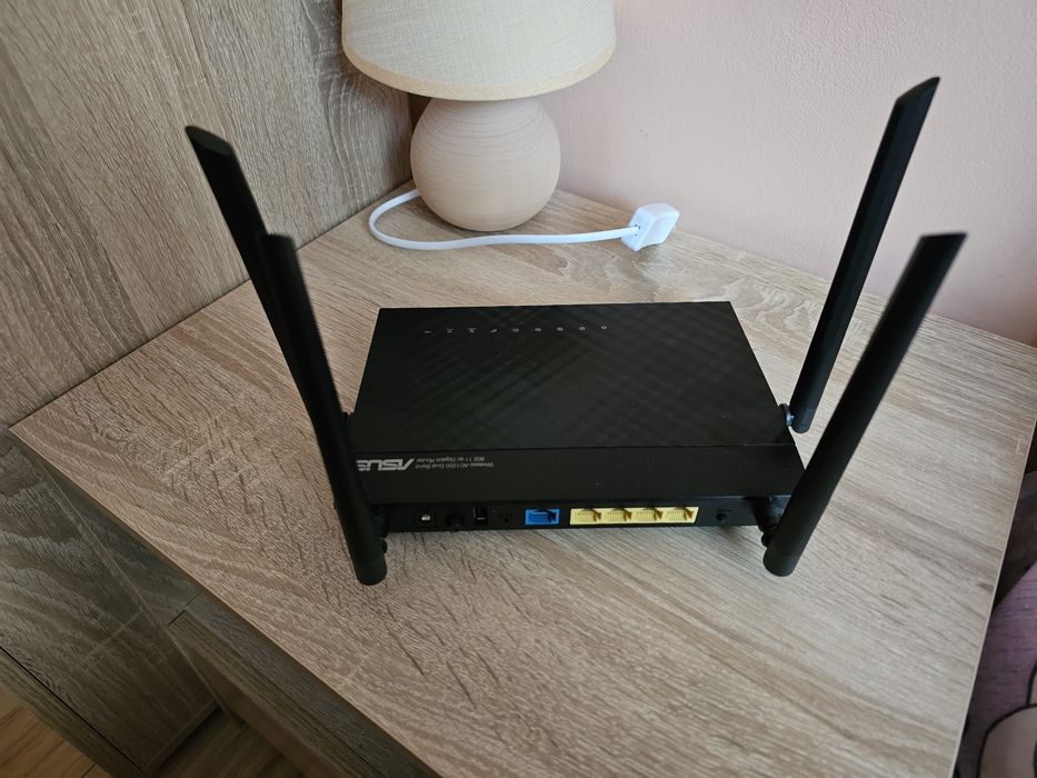 Продавам рутер Asus RT-AC1200G+ WIFI5