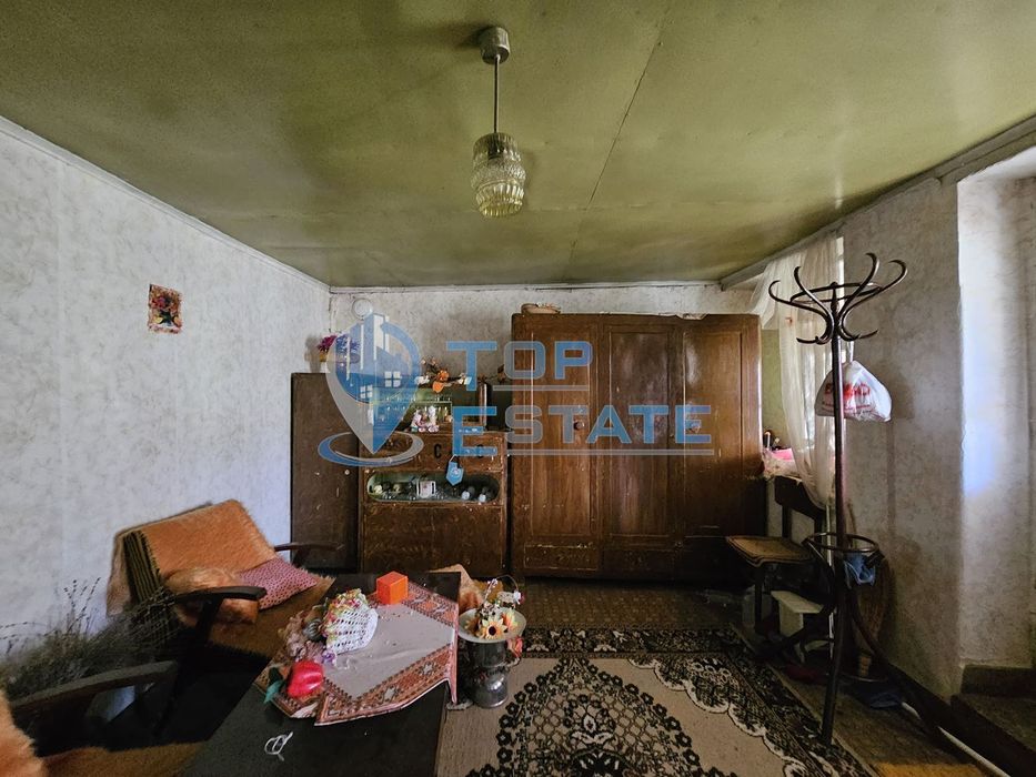 Тухлена здрава къща с кладенец в село Долна Липница