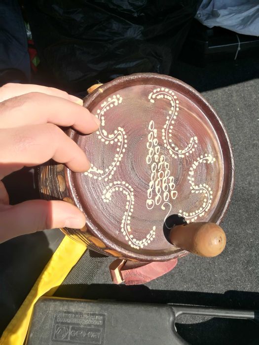 Дървено декоративно буренце с дърворезба,оцветяване и рисунки.