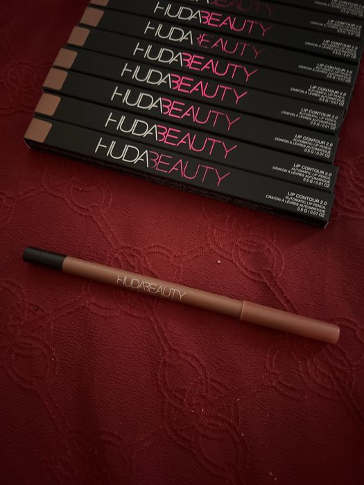Creion de buze Huda Beauty
