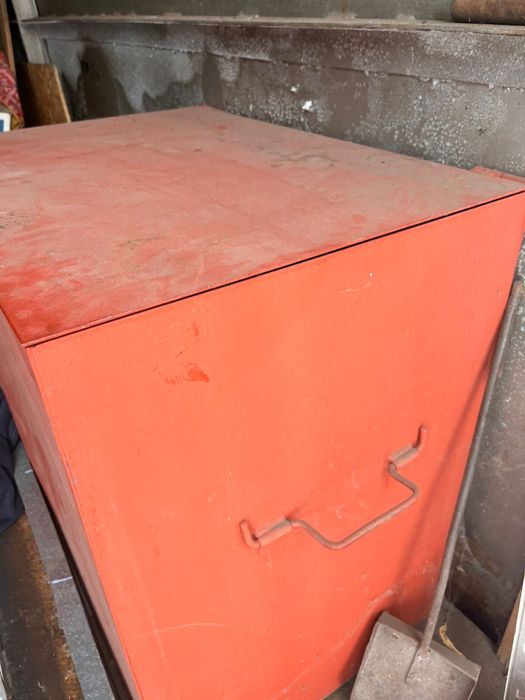 Металлический ящик для хранения.