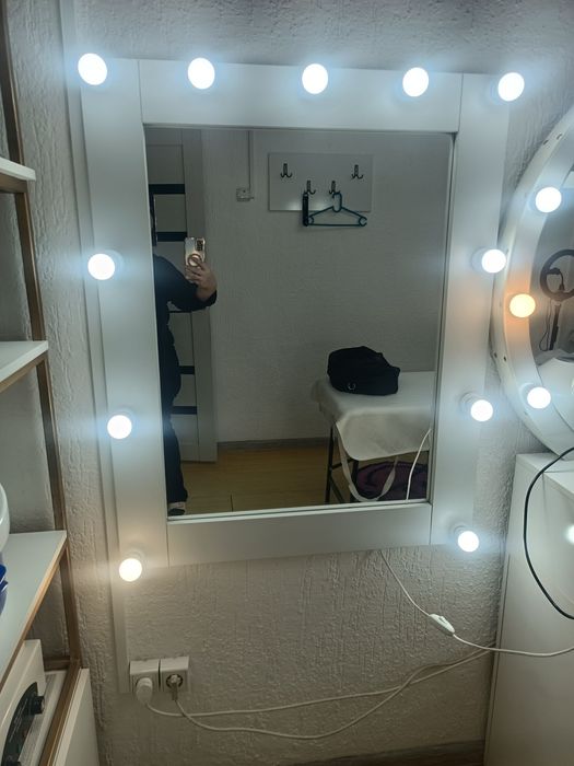 Зеркало настенное с лампочками