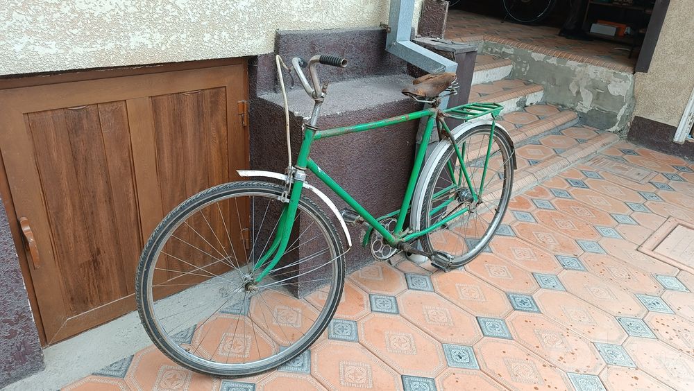Retro velosiped 1990-yilgi – mustahkam va ishlaydigan holatda.