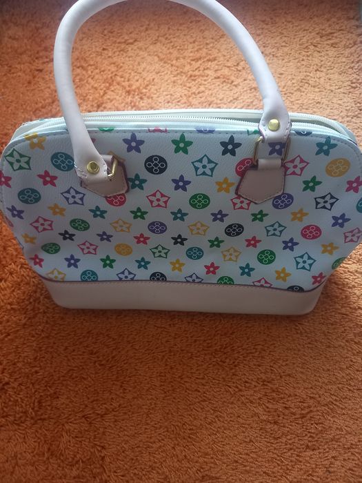 Продавам маркови дамски чанти.