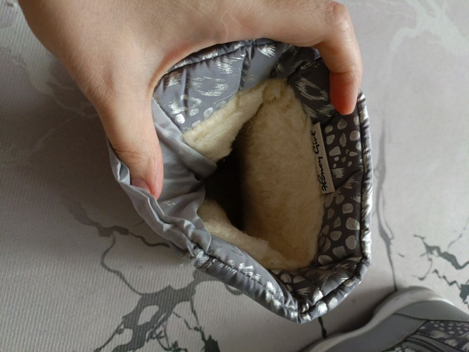 Продам зимние сапожки на девочку