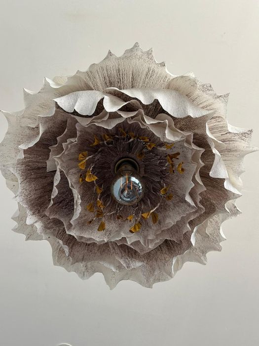 Corp iluminat handmade – lustră florală elegantă