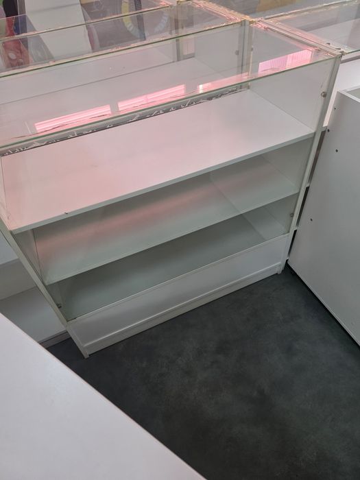 Продам стеклянную витрину