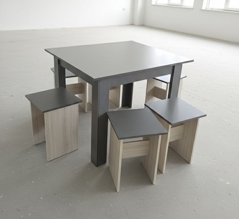 Стол с тремя табуретками