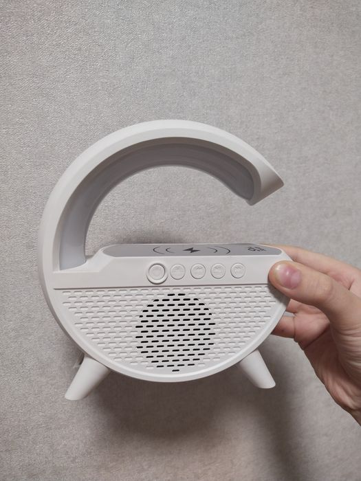 Блютуз колонка с беспроводной зарядкой