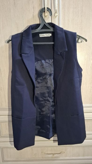 Продам жилетку школьную