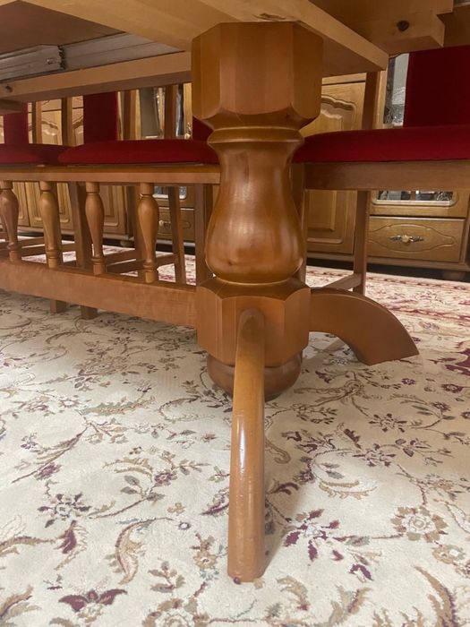 Гостиный стол из натурального дерева