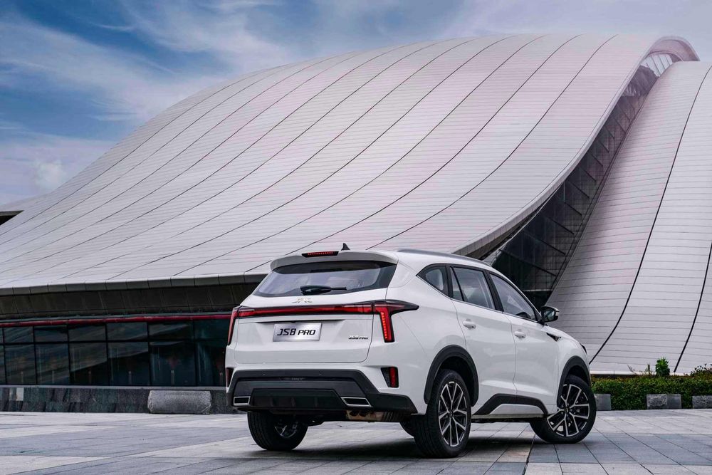 Jac JS 8 zamonaviy 7 kishilik krossover