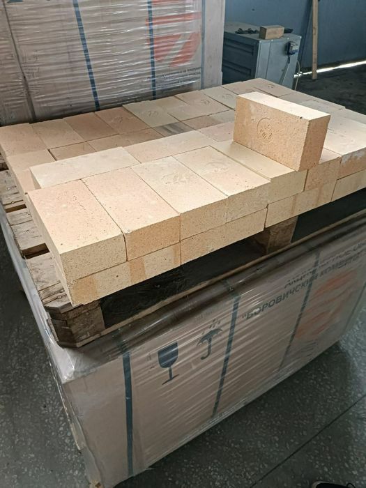 Огнеупорный кирпич класс А выдерживает температуру 1 200 градусов.