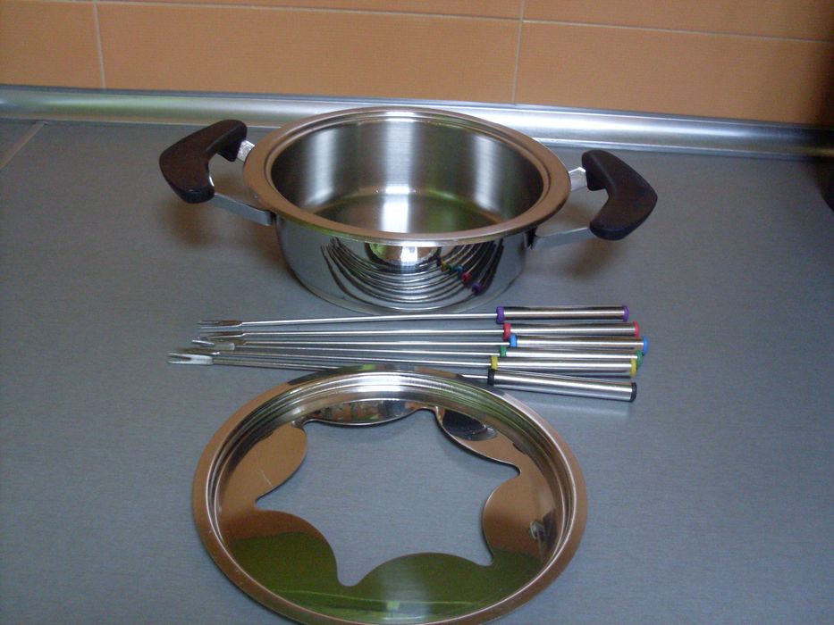 Тенджера за фондю.