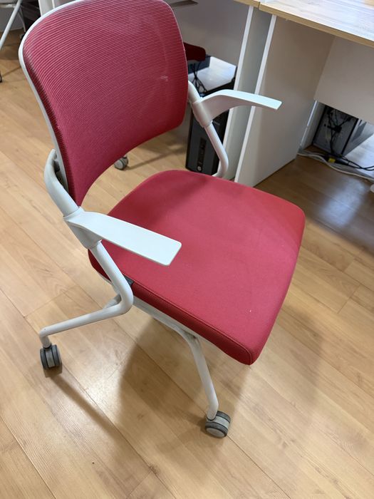 Офисные стулья в хорошем состоянии