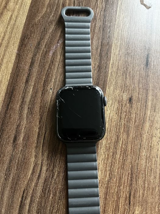 Apple Watch Series 4 44mm със счупен дисплей