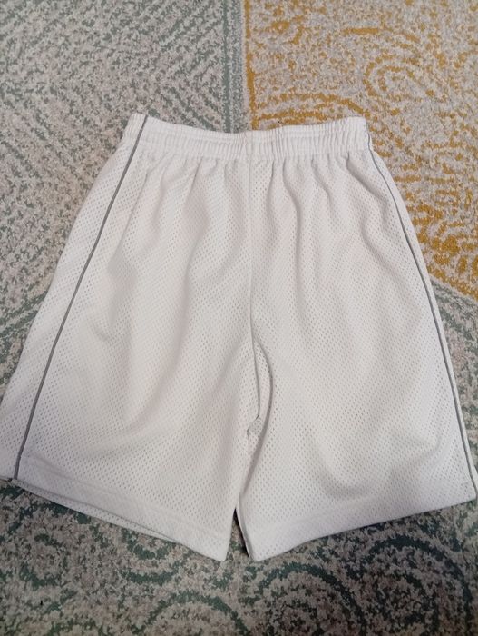 Футболни тениски, една баскетболна тениска и футболни шорти