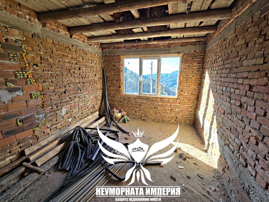 Триетажна къща с гараж и изолация 210РЗП с 564кв двор село Момчиловци