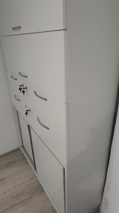 Vând dulap din 2 parti