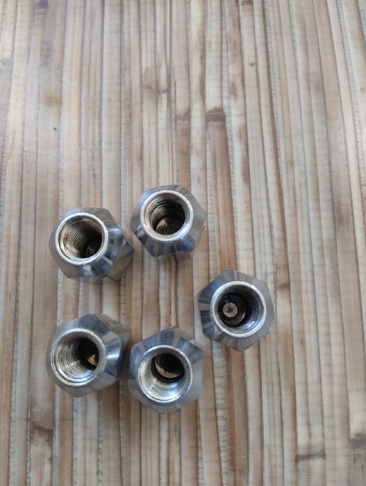 Колесные гайки .