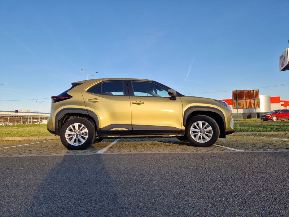 TOYOTA YARIS CROSS 2022 - benzină - garanție Toyota - 50.464 km - culoare Brass Gold - în garanție - revizia la zi - Preț 21.400 Euro -  O723 OO9 O79