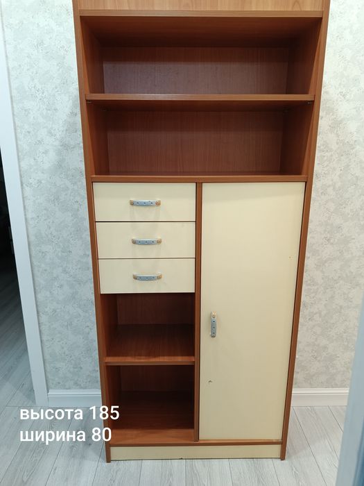 Рабочий стол и шкаф