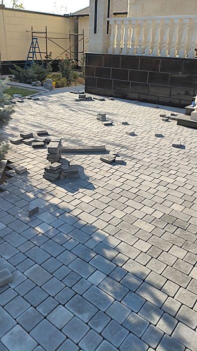 Укладка брусчатки, тротуарной плитки.