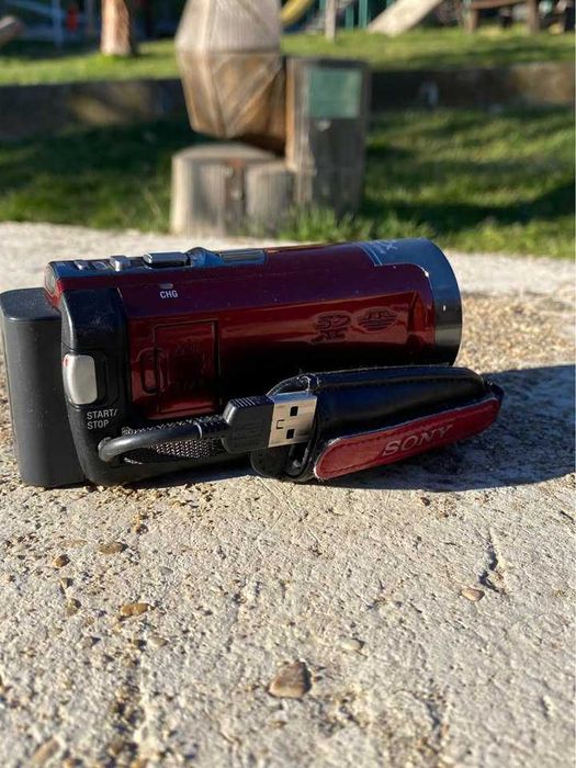(Нов) Sony Handycam HDR-CX130E (Red)
