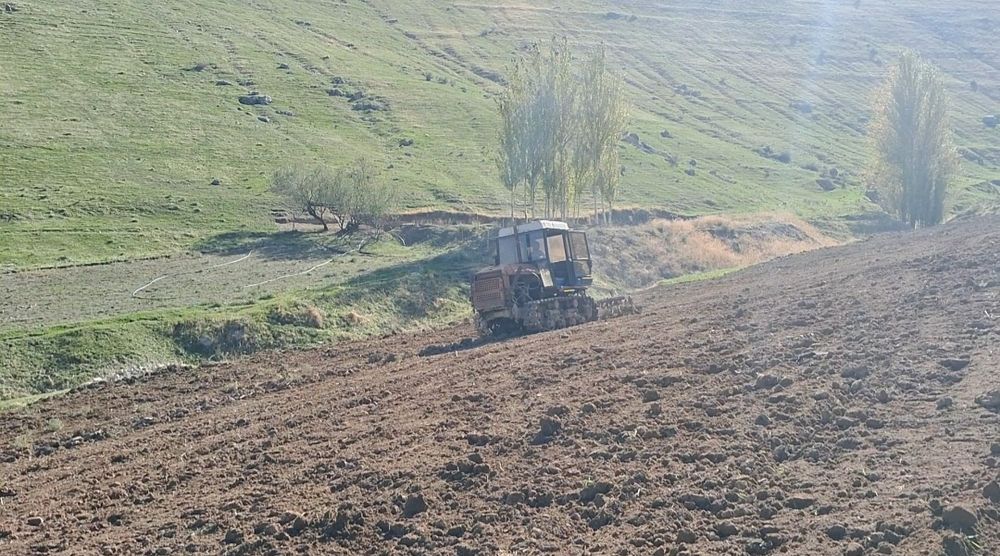 Dt 75 traktor naxodu