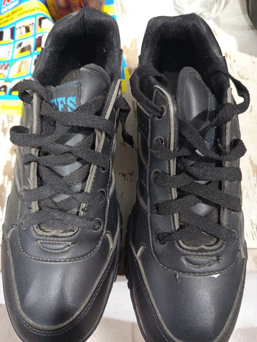 Рабочий кроссовка сотилади янги