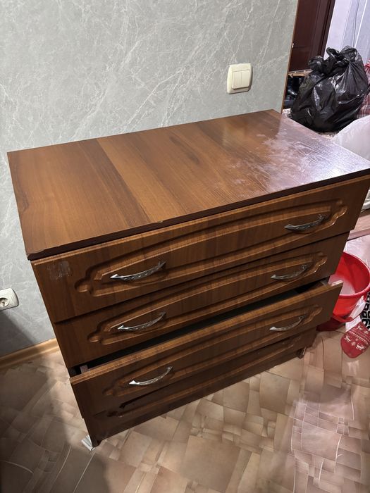 Продаётся комод с выдвижными ящиками.