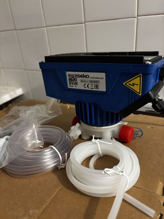 Дозаторна  помпа SEKO AML200NHE1000 – нова, комплект с маркучи