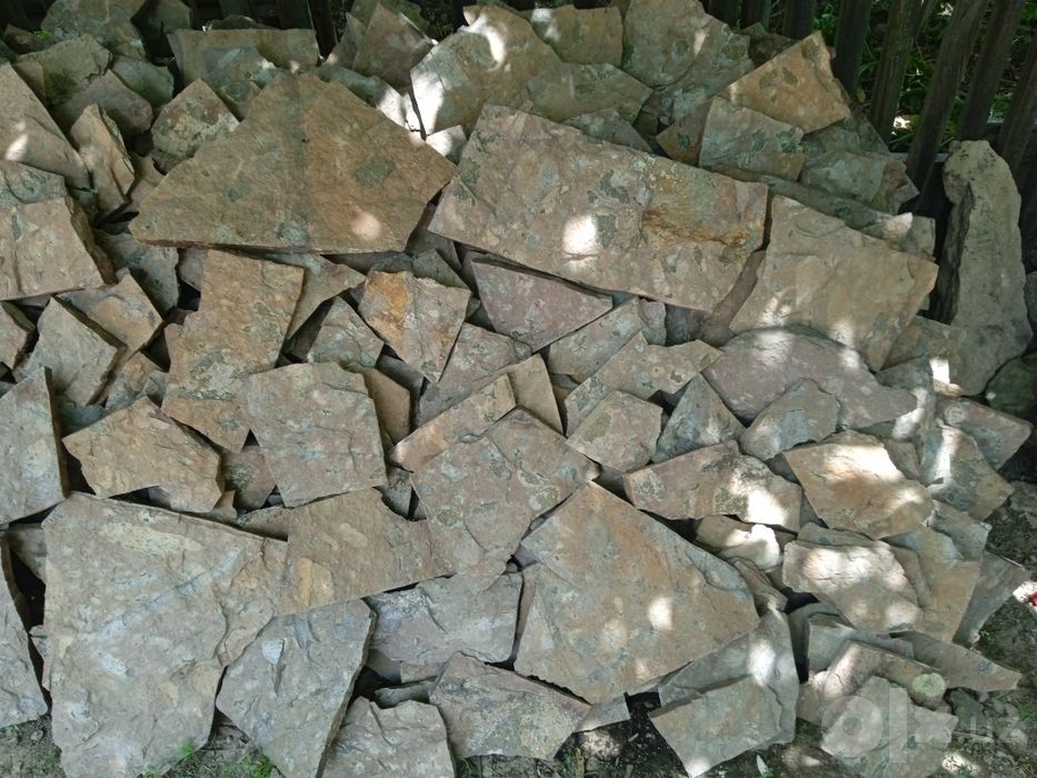 Рванний горный камень