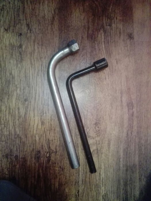 Ключ за гуми, дълбокомер, вериги, въжета за теглене