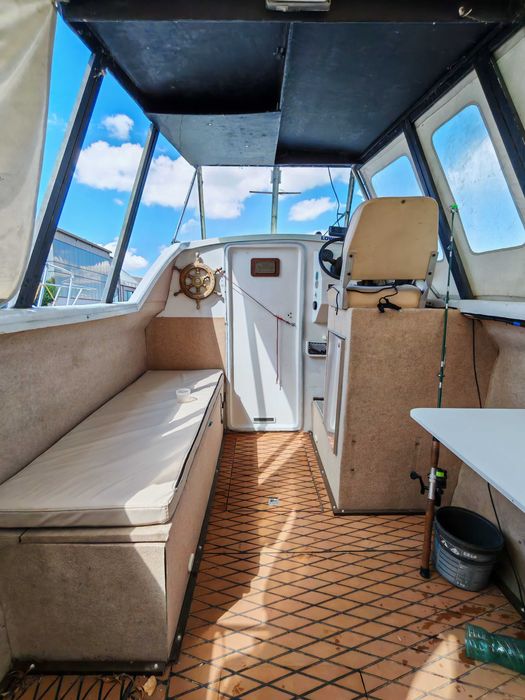 Barca cu motor outboard si peridoc cu punte dubla