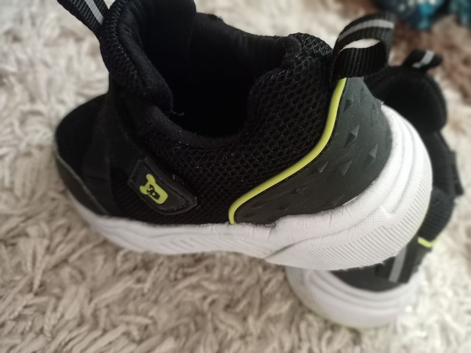 Продам детскую обувь