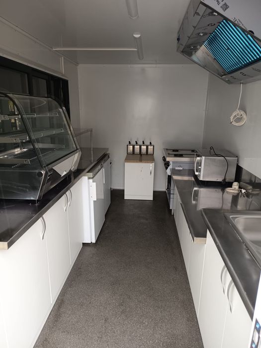 Inchriez rulota fast food cu toate autorizatiile pentru functionare