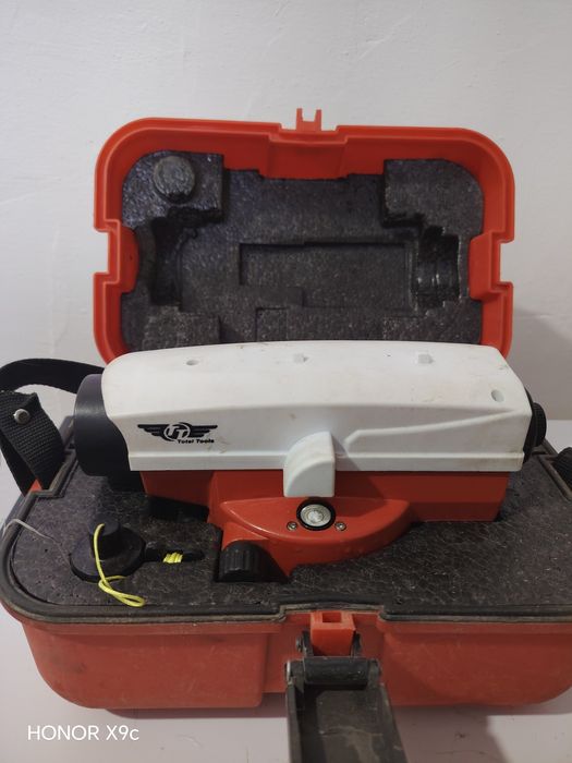 Нивелир, есть рейка и штатив