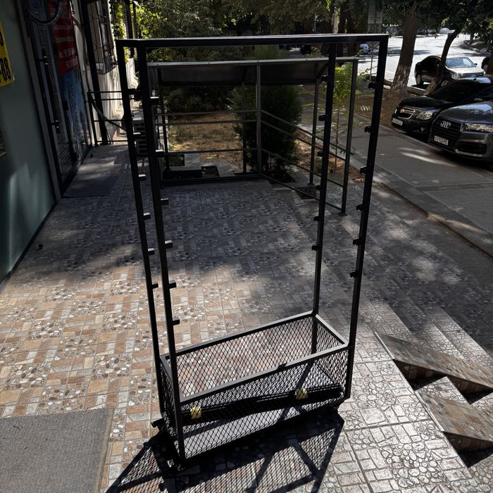 Продам офисную мебель для офиса/цветочного магазина