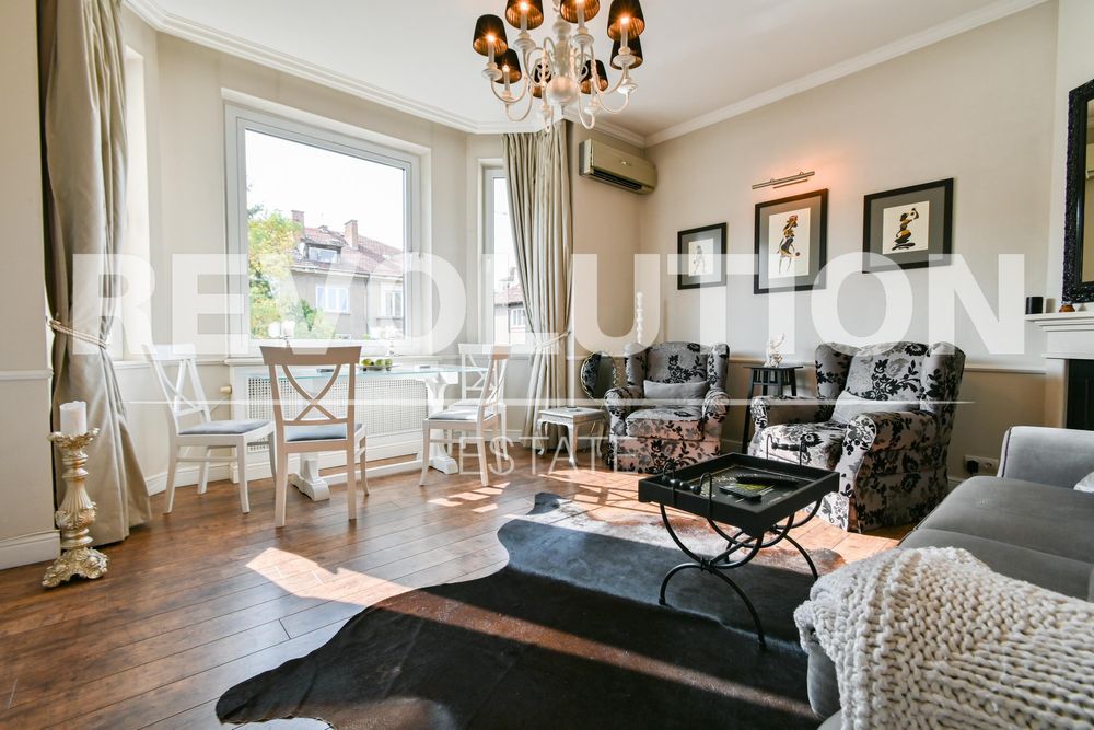 Тристаен апартамент в центъра на София.