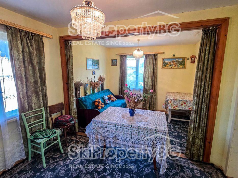 Стара къща с голям инвестиционен потенциал в село Говедарци, близо до Боровец!