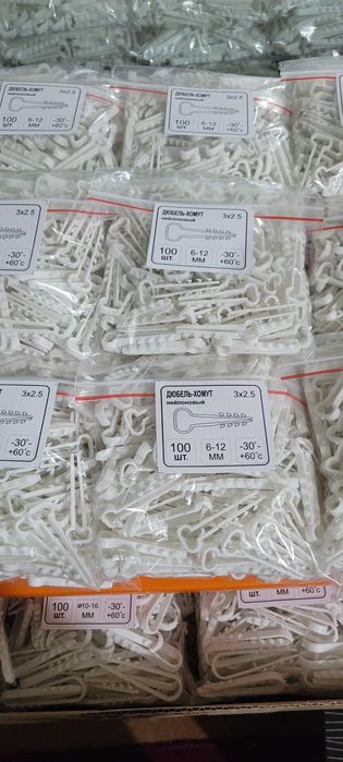 Дюбель хомут для электромонтажа.