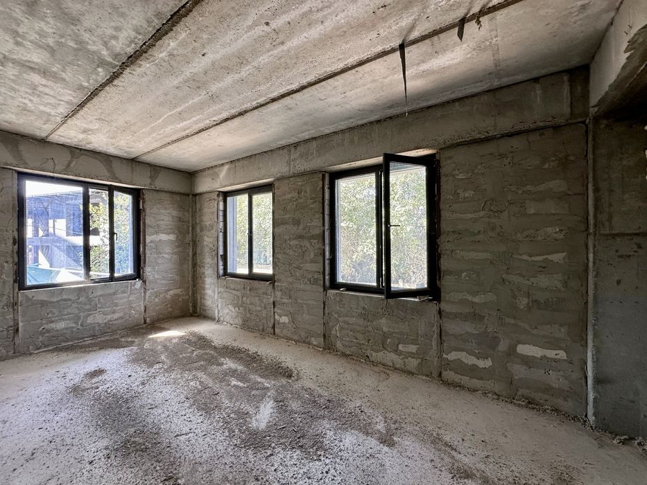 3х ком. квартира, на 1 этаже. Фамили парк