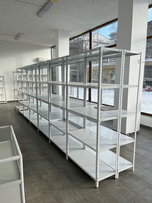 Пълно търговско оборудване за магазин – витрини, стелажи и щендери