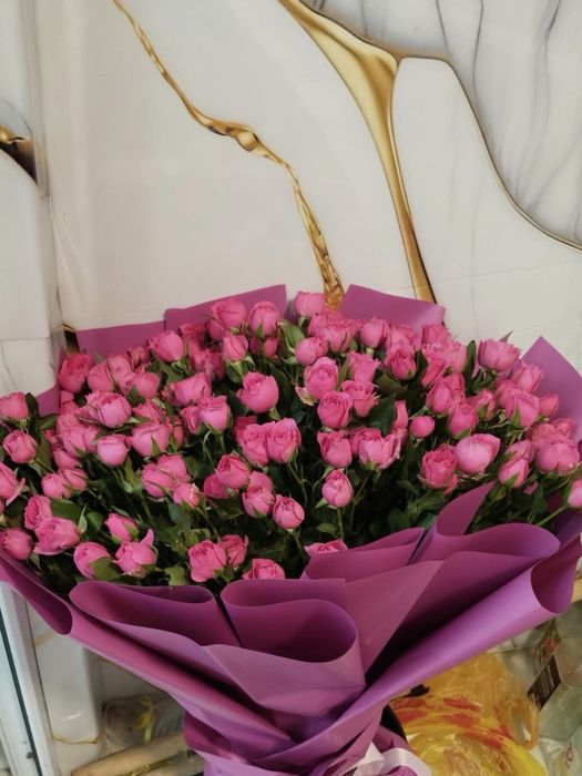 Шикарный букет кустовых роз