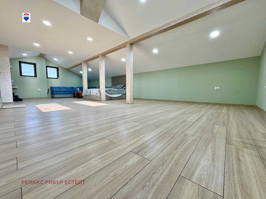 Къща на три етажа за продажба кв. Средна кула