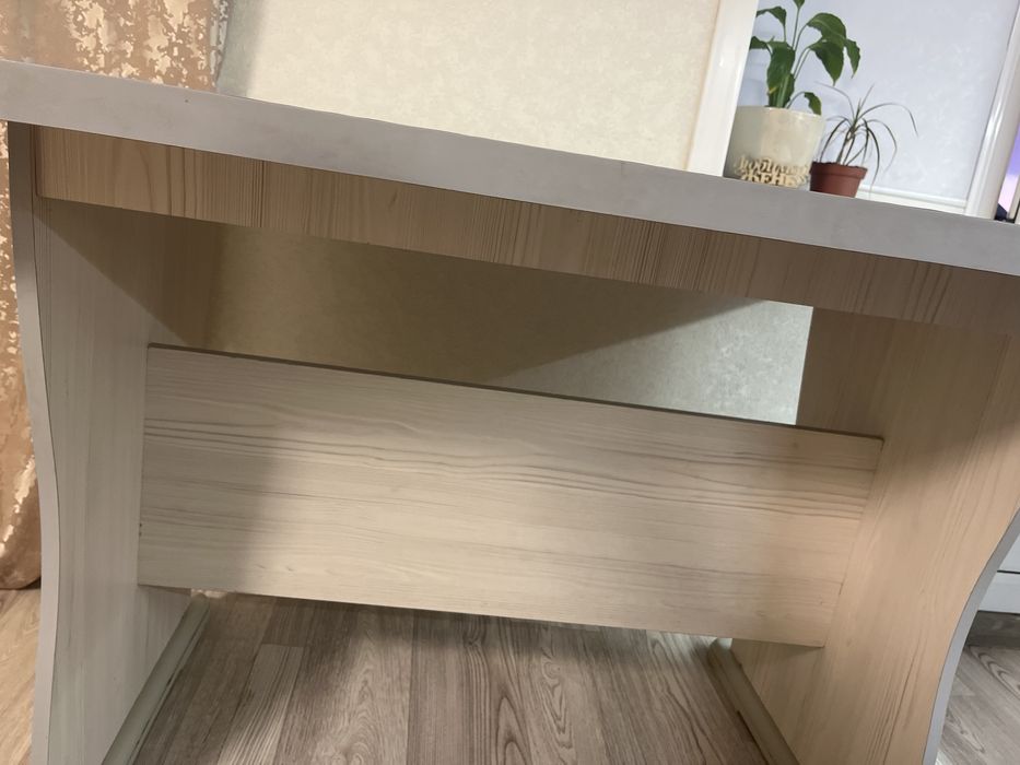 Продам  стол белый