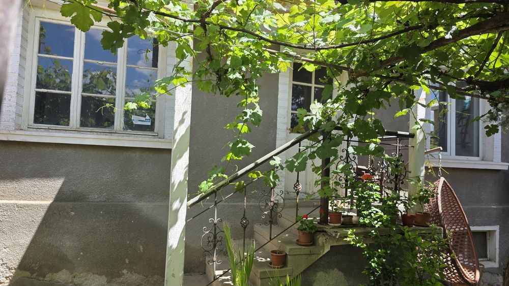 Продава се масивна къща