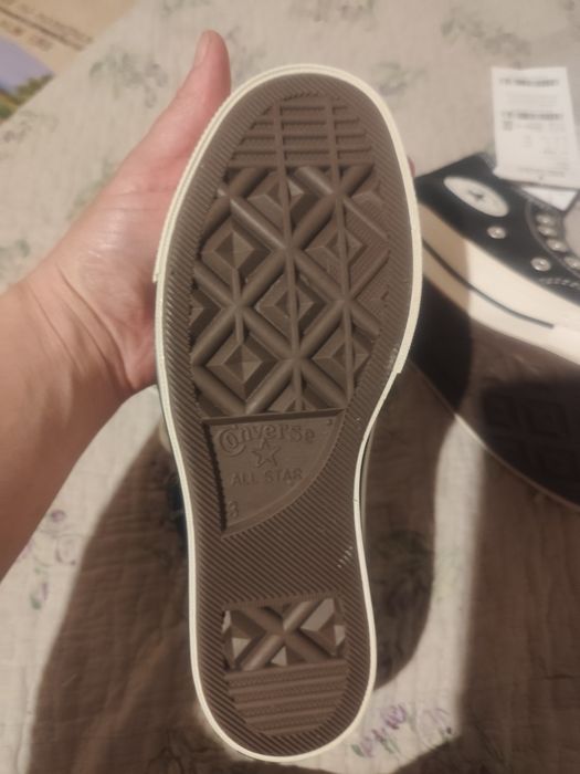 Продам конверсы новые